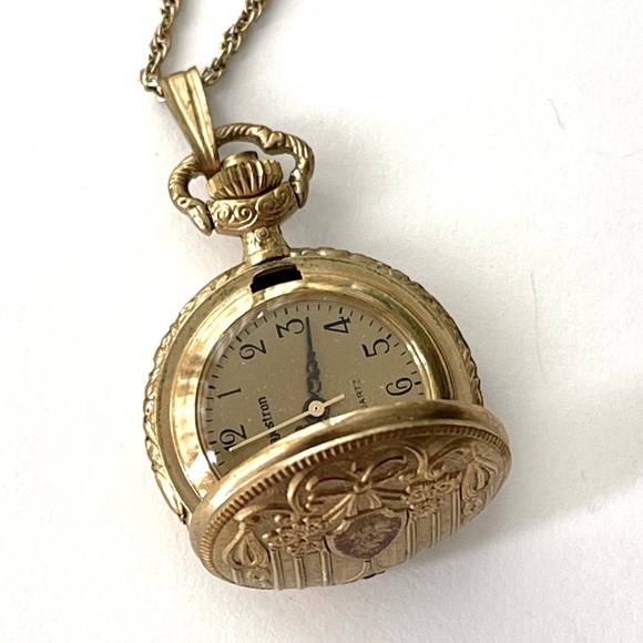 Majesti Accessories Vintage Majestron Quartz Antique Gold Pocket